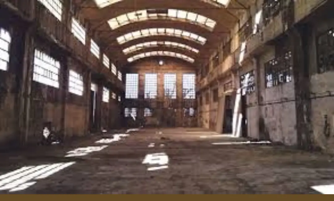 Foto de archivo de fábrica abandonada.