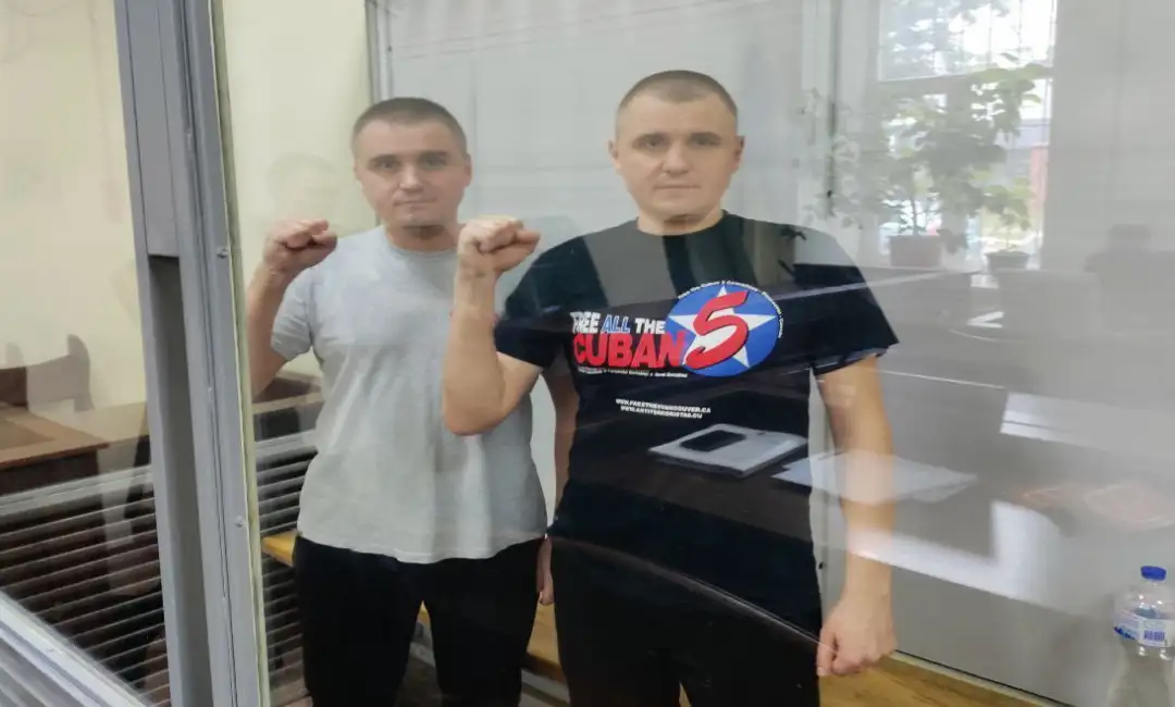 Foto de los hermanos Kononovich en prisión