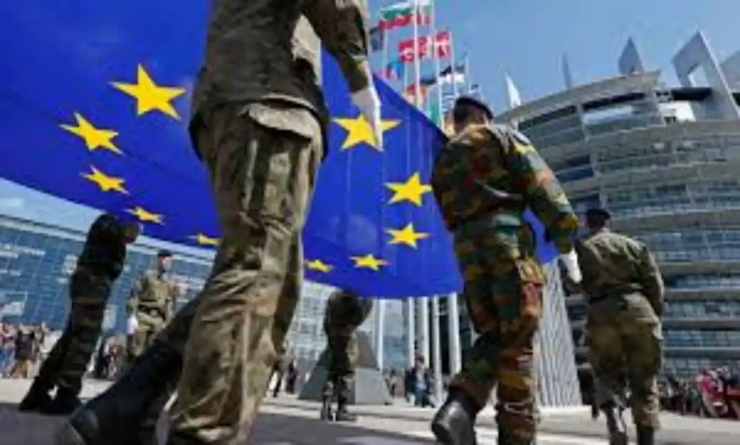 Soldados desfilando con la bandera de la UE