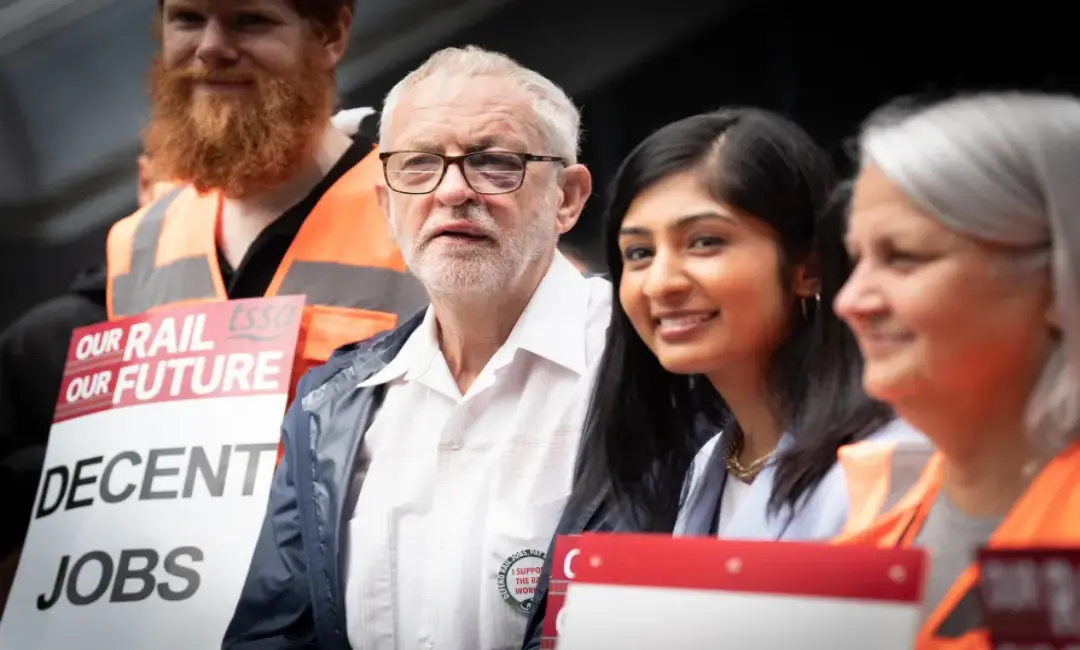 Jeremy Corbyn (segundo a la izquierda) y Zarah Sultana, diputada por Coventry South (segunda a la derecha) en el piquete frente a la estación de tren de London Euston, el 18 de agosto de 202