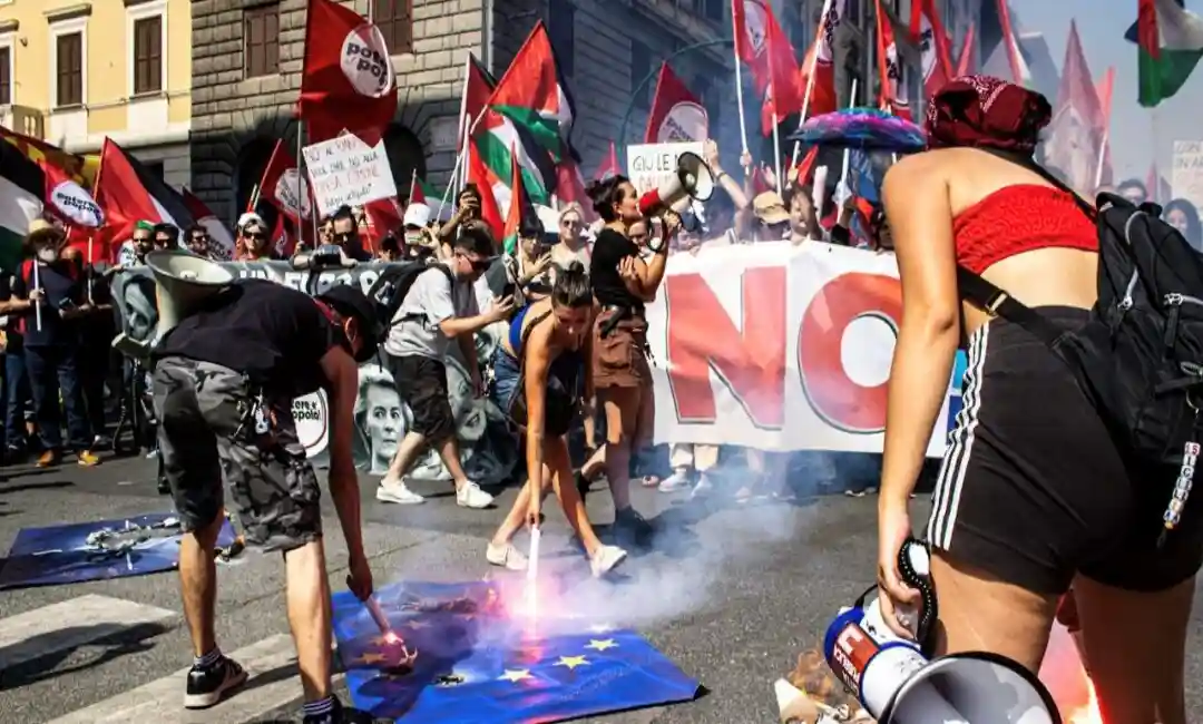Manifestantes italianos contra la OTAn y la UE