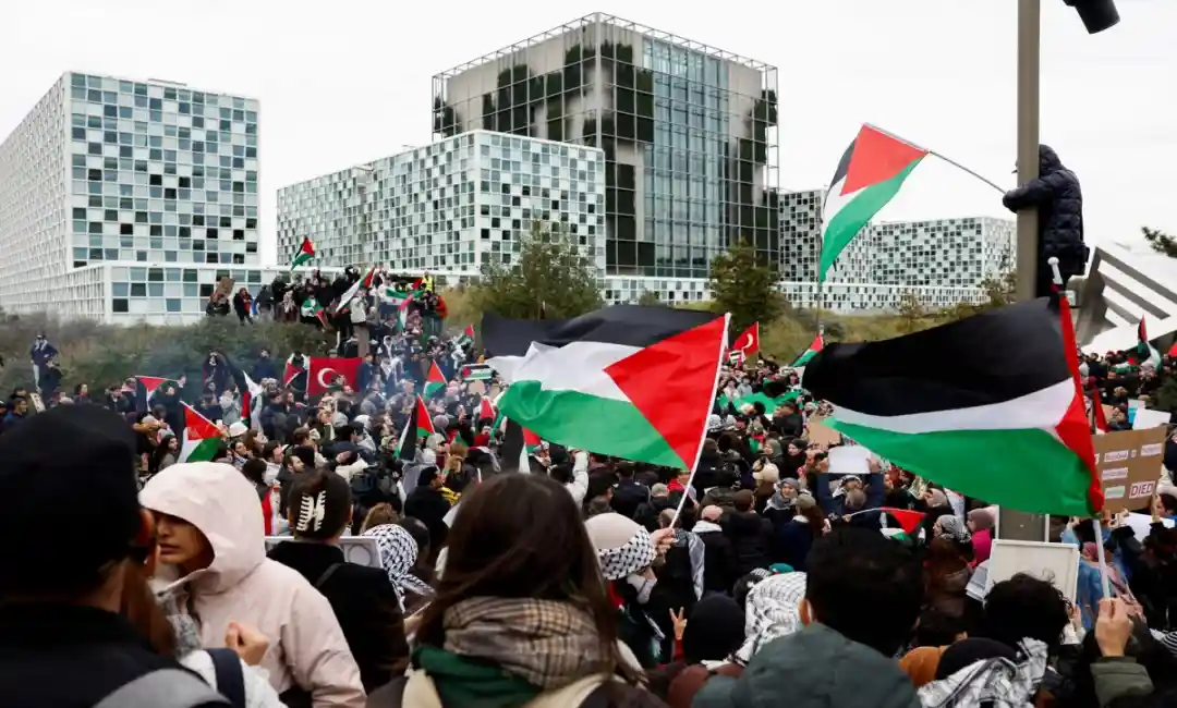 La gente protesta en apoyo a los palestinos en Gaza mientras continúa el conflicto entre Israel y Hamas, en la sede de la Corte Penal Internacional (CPI) el 18 de octubre de 2023. Piroschka van de Wouw/Reuters.