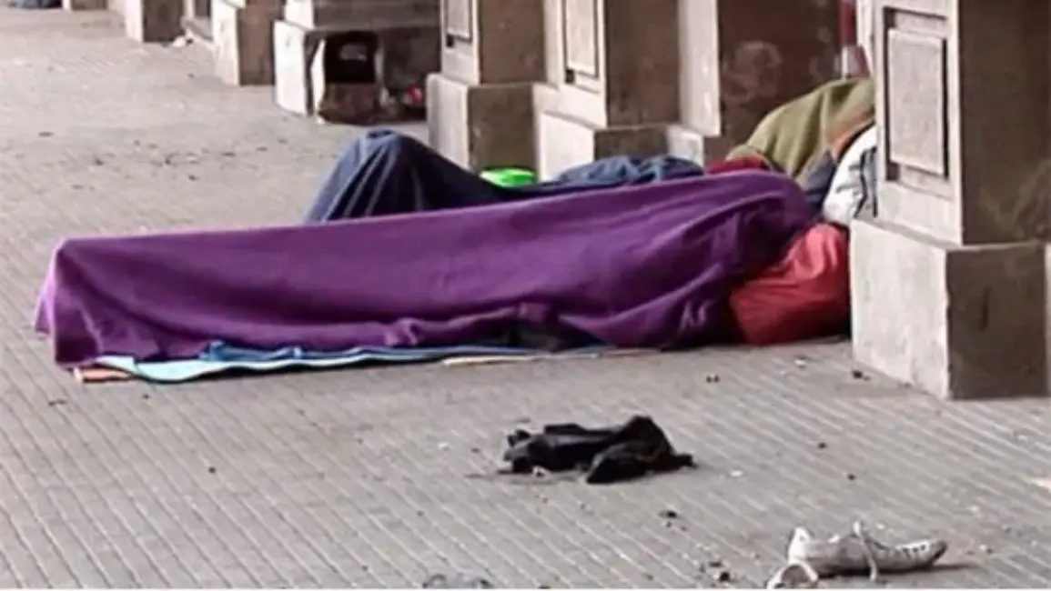 Pobres durmiendo en la calle