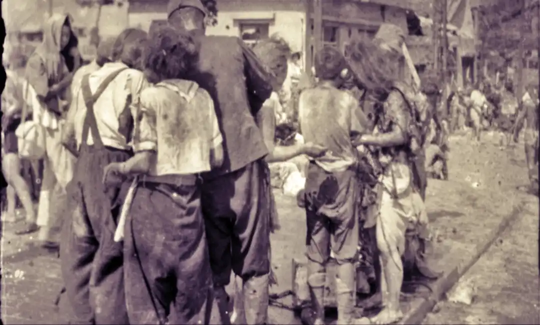 El periodista japonés Yoshito Matsushige tomó cinco fotos en Hiroshima el día del bombardeo atómico, el 6 de agosto de 1945; Son las únicas evidencias fotográficas de la ciudad ese día. Esta imagen de un grupo de estudiantes de secundaria, tomada alrededor de las 11:00 a.m. hora local, tres horas después de la detonación, muestra algunos de los efectos devastadores de la bomba: ropa hecha jirones, quemaduras graves y piel descamada. | Yoshito Matsushige / Museo Conmemorativo de la Paz de Hiroshima