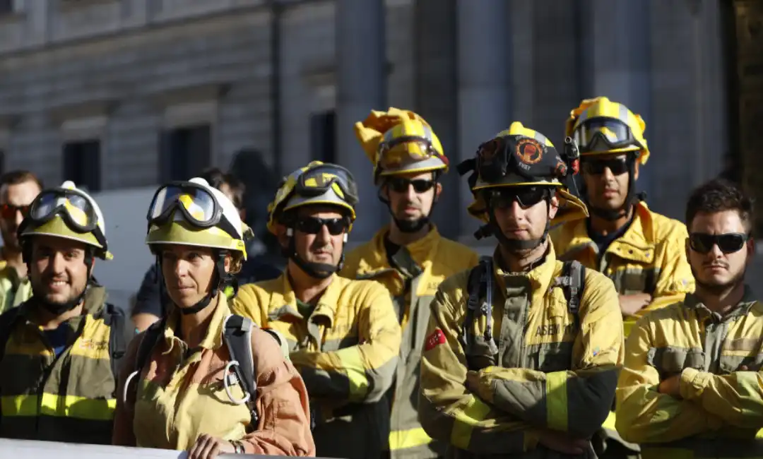 Manifestación bomberos forestales ante el congreso diputados