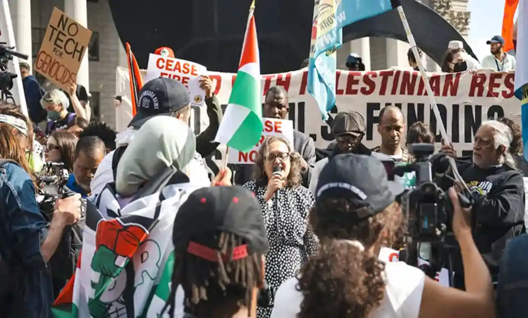 Líder de la Alianza de Trabajadores de Taxis de Nueva York habla en un mitin del Primero de Mayo en Nueva York (thechiefleader.com)