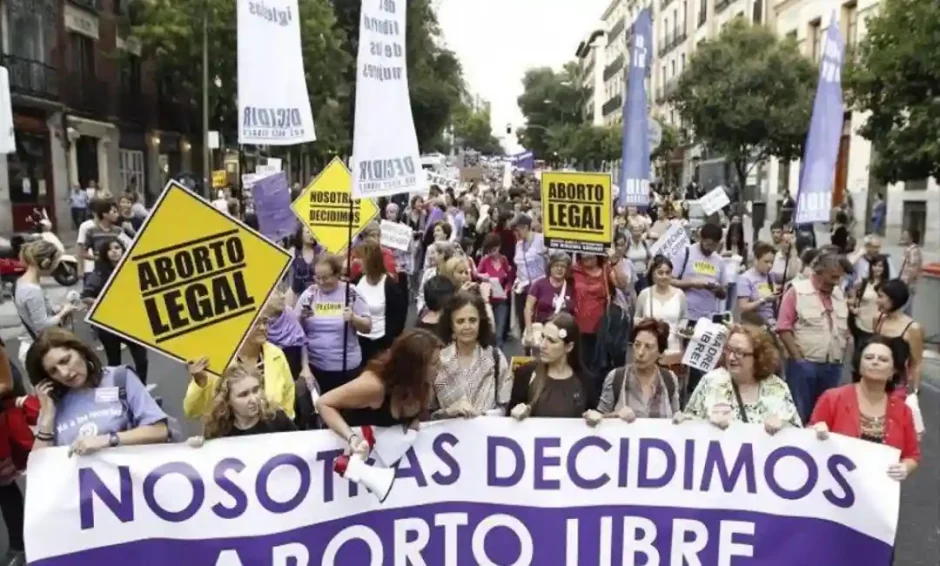 Degradando el derecho al aborto mediante populismo constitucional.