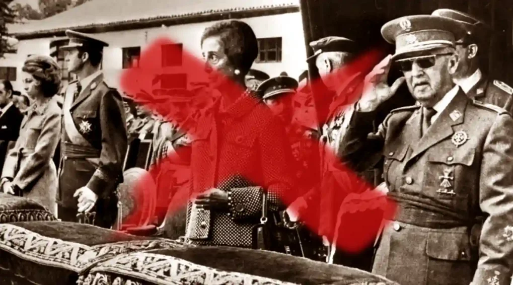 Foto de archivo de Franco y familia con tachón rojo.