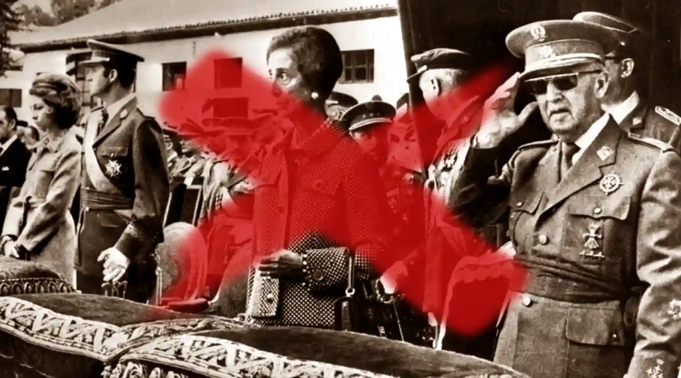 Foto de archivo de Franco y familia con tachón rojo.