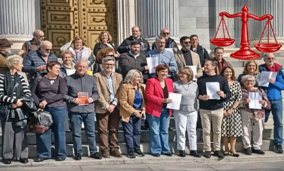 Foto ante las Cortes de los promotores de la Campaña