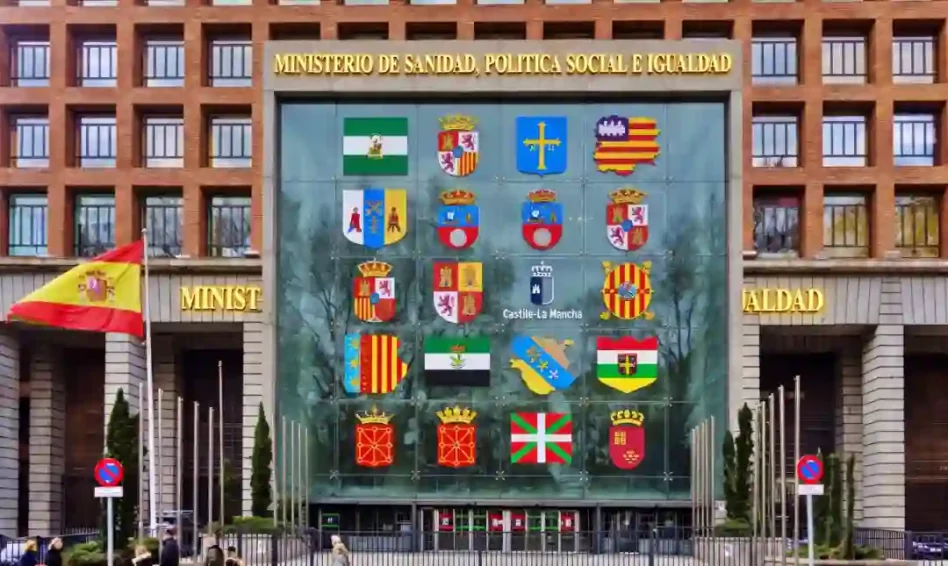 Foto del ministerio de sanidad con escudos de comunidades autónomas añadidos por IA