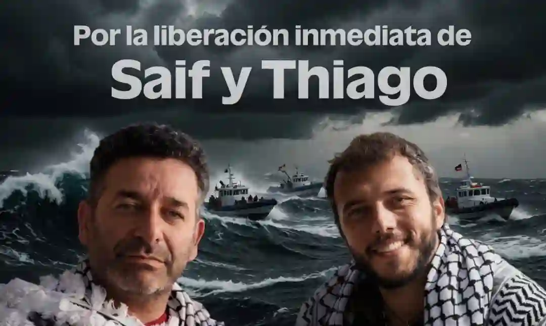 Foto de Saif Abukeshek y Thiago detenidos sobre fondo marítimo.