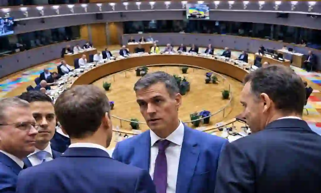 Composición de sesión del Consejo Europeo y primer plano de presidentes