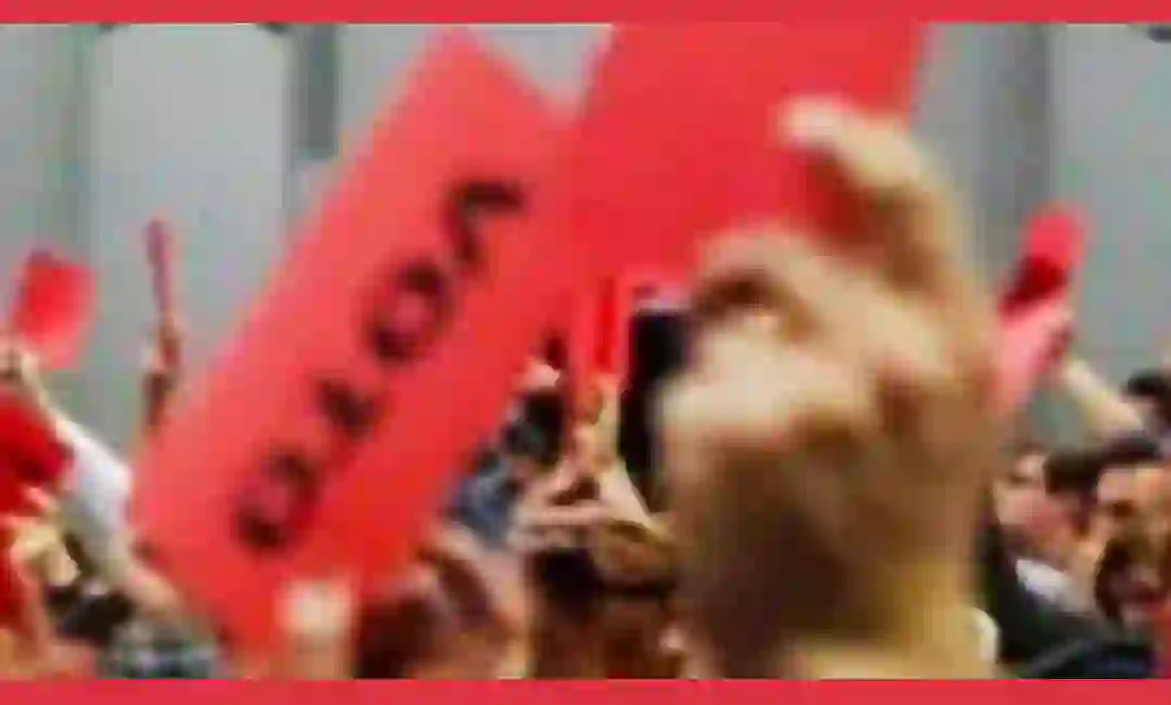 Imagen desdibujada de una votación congresual del PCE