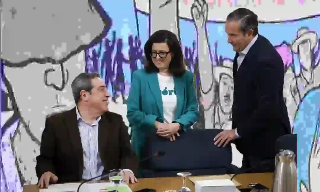 Foto de archivo de parlamentarios de Vox y PP sobre fondo de lienzo pintado