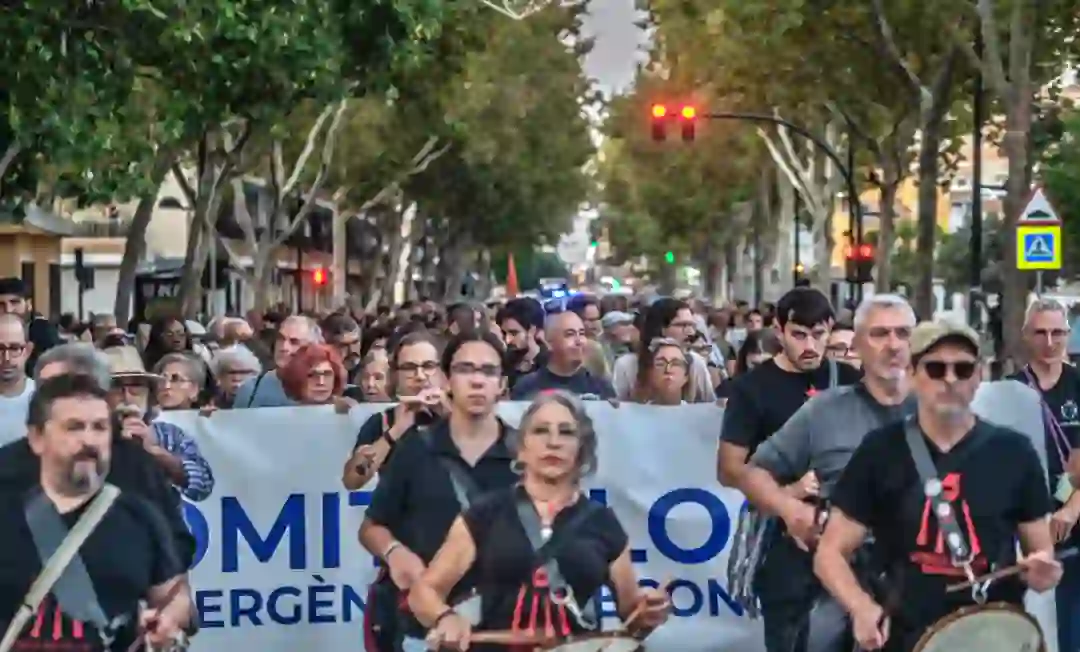 Foto de manifestantes durante la marcha del segundo aniversario de la DANA.